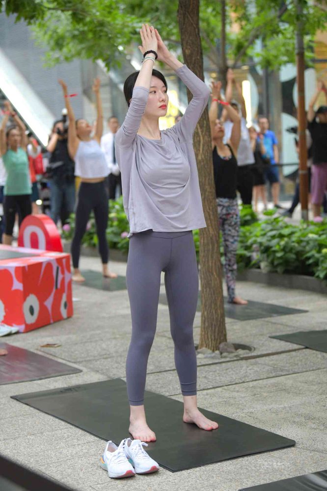 做瑜伽的小女人【75P】04023-漫镜吧