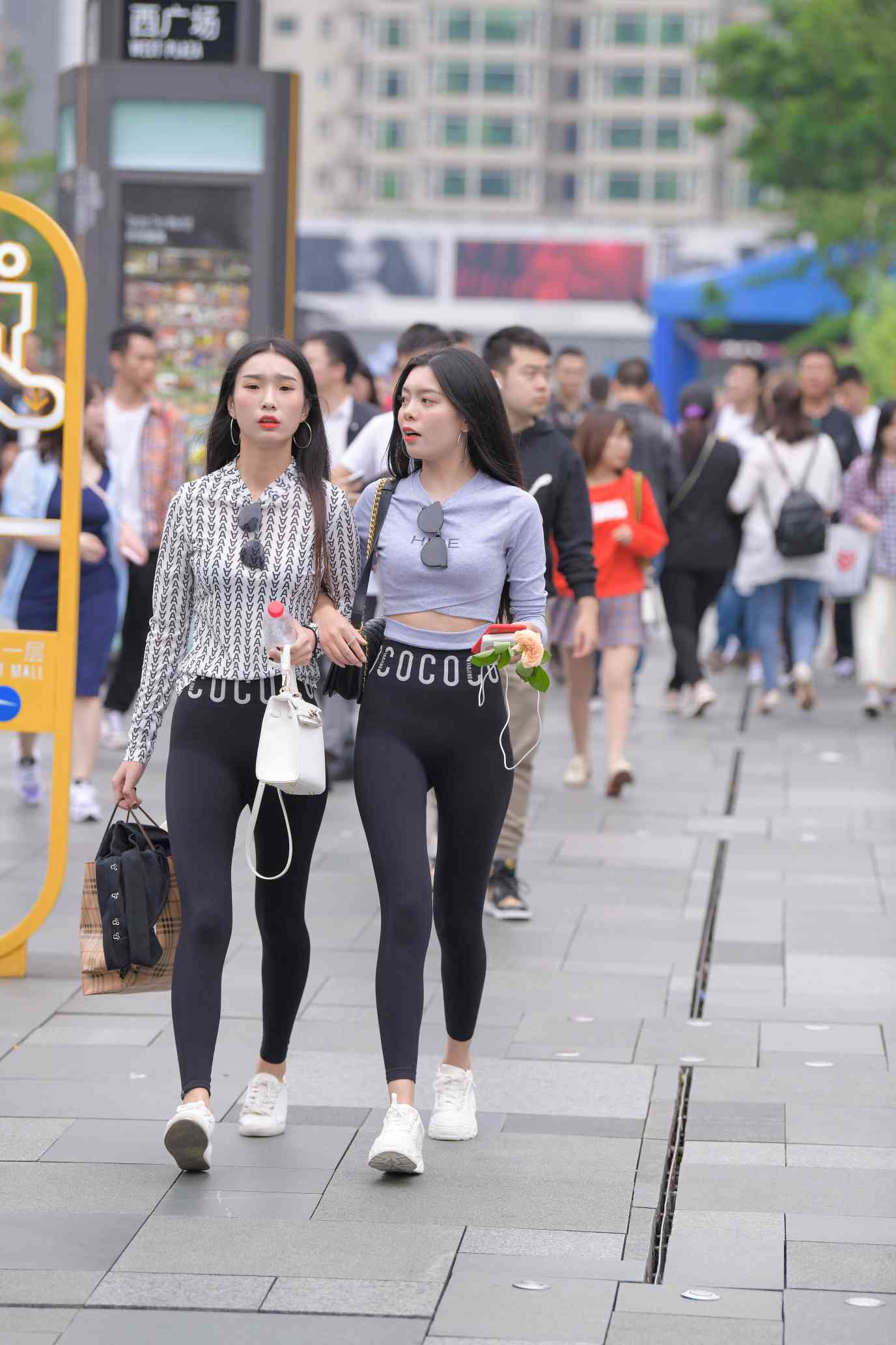 【免费】逛街的两个瑜伽裤姑娘【40P】04030-漫镜吧