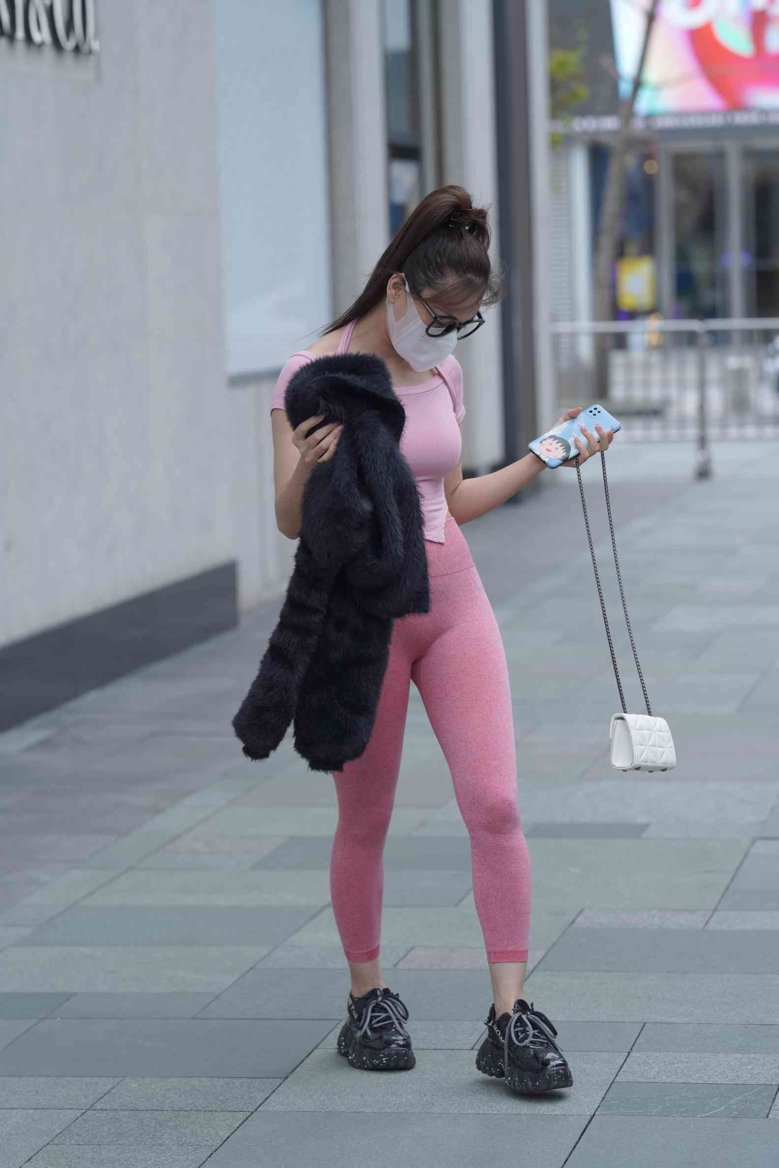 粉红色瑜伽裤的眼镜妹妹【93P】04019-漫镜吧