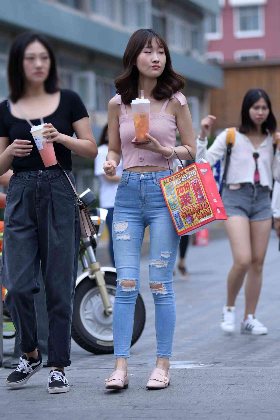 图片[2]-【免费】紧身牛仔裤女生【18P】04014-漫镜吧