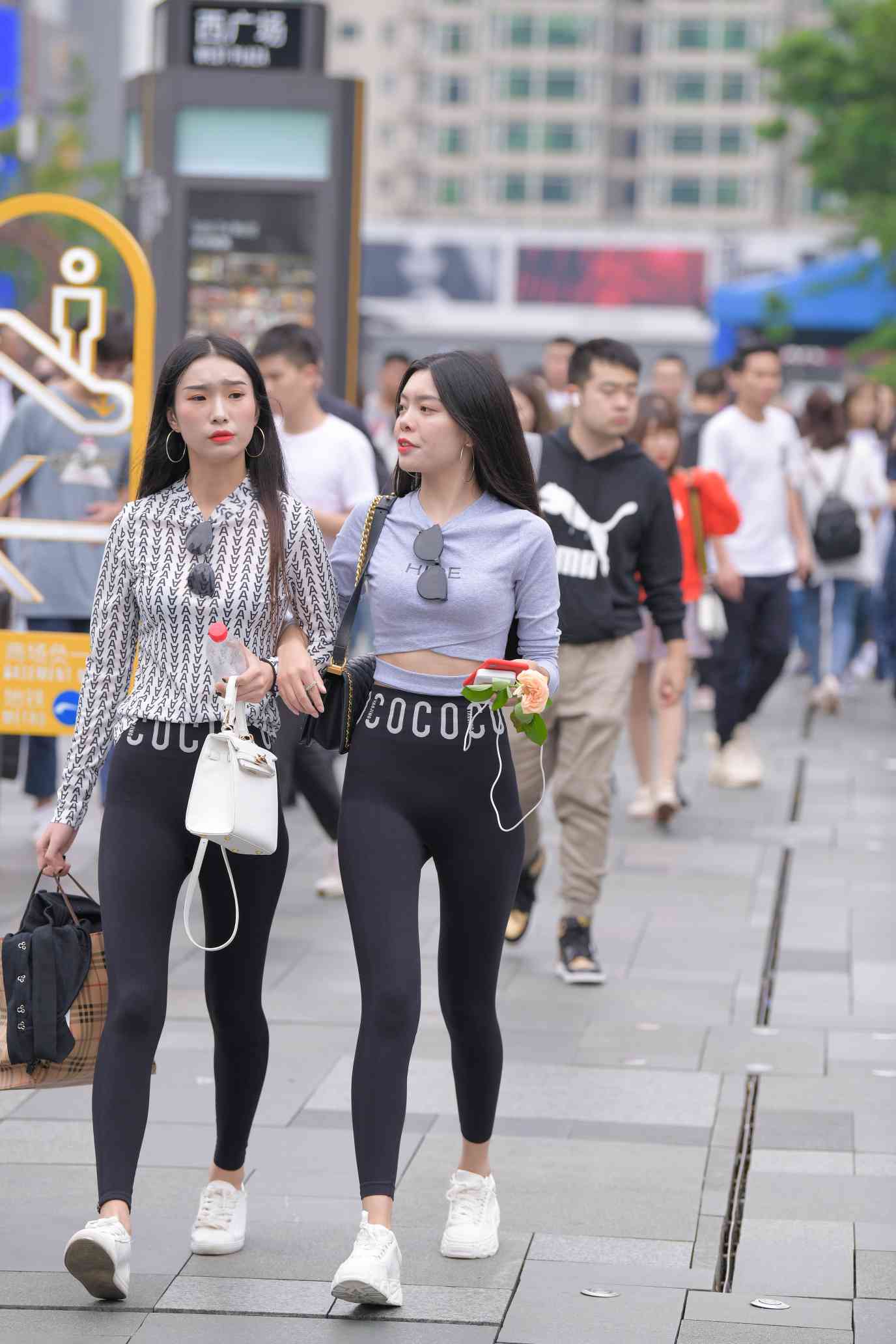 图片[2]-【免费】逛街的两个瑜伽裤姑娘【40P】04030-漫镜吧