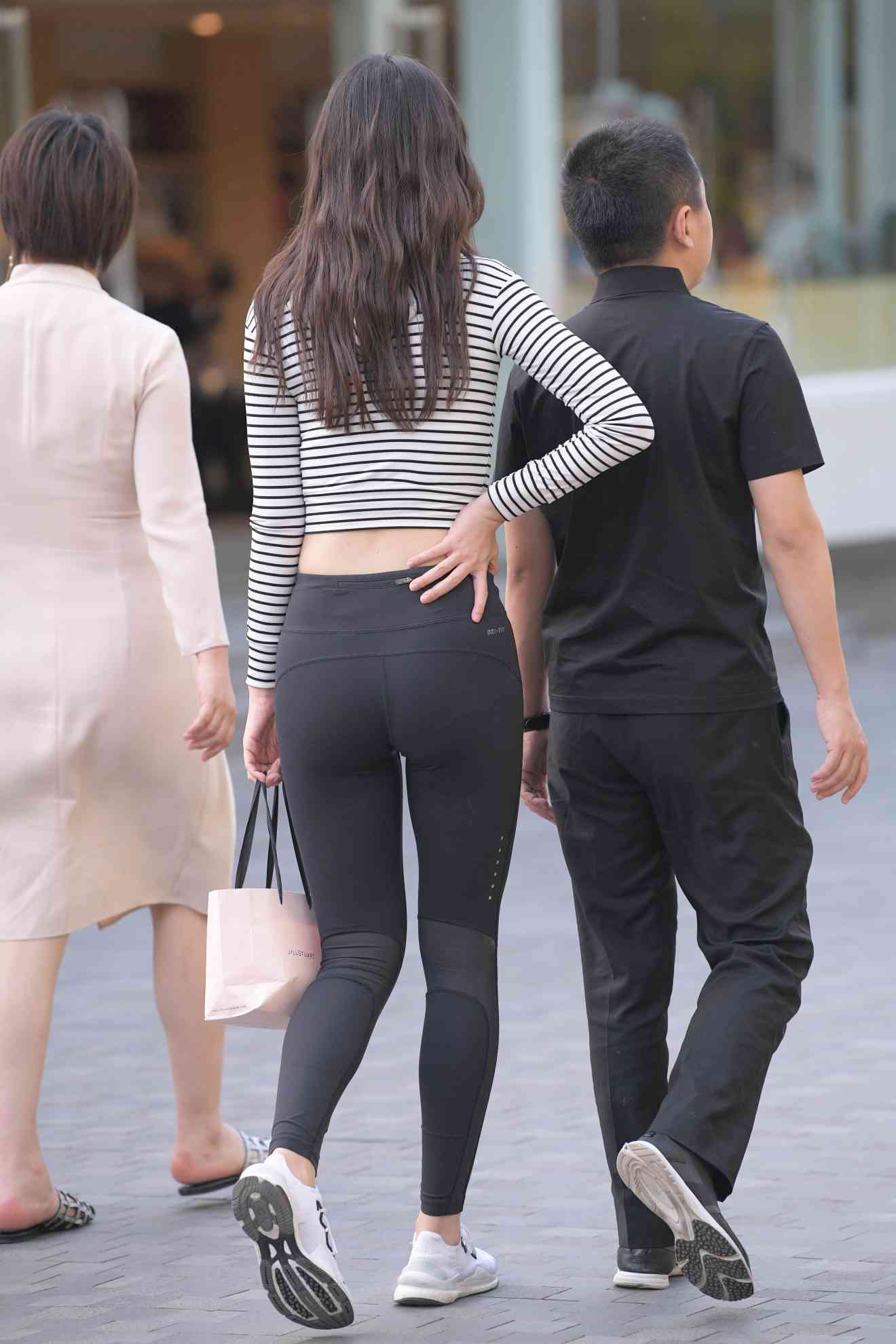 图片[3]-【免费】逛街的瑜伽裤女人【23P】04033-漫镜吧