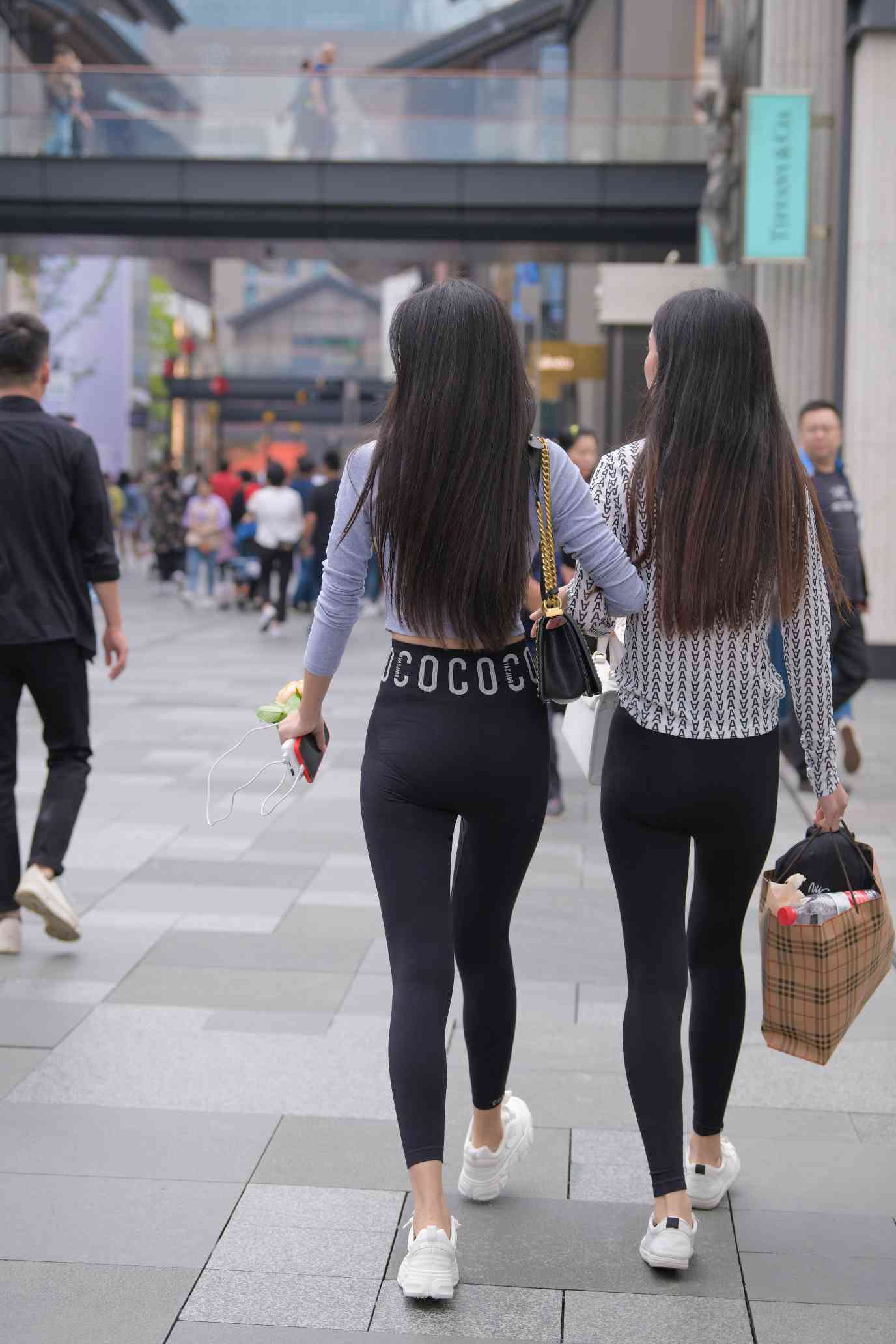 图片[3]-【免费】逛街的两个瑜伽裤姑娘【40P】04030-漫镜吧