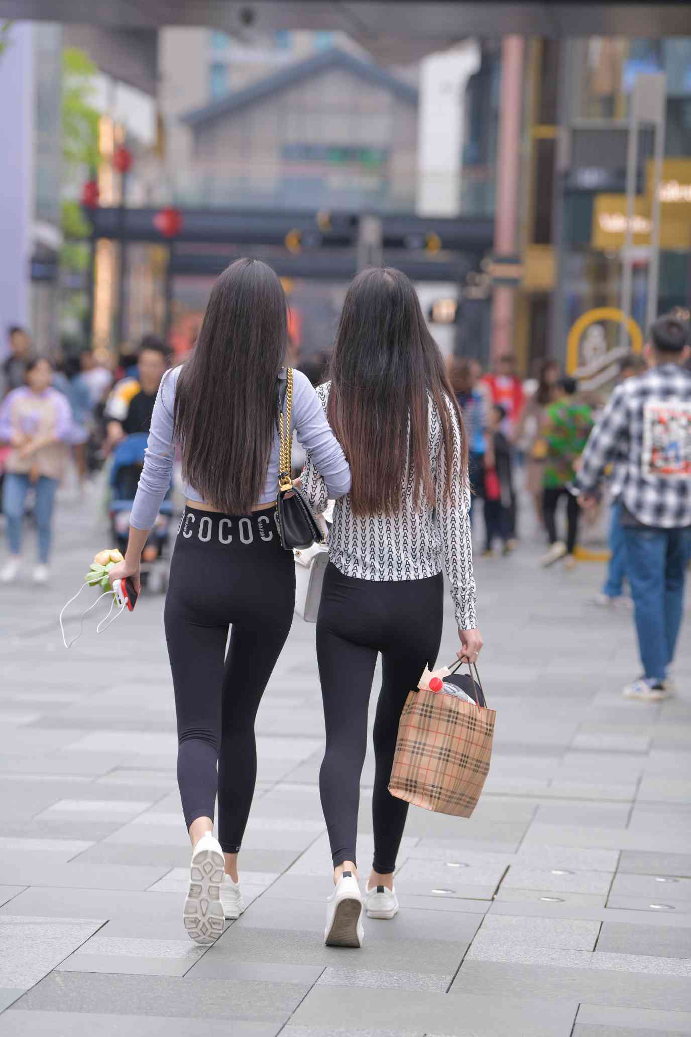 图片[4]-【免费】逛街的两个瑜伽裤姑娘【40P】04030-漫镜吧