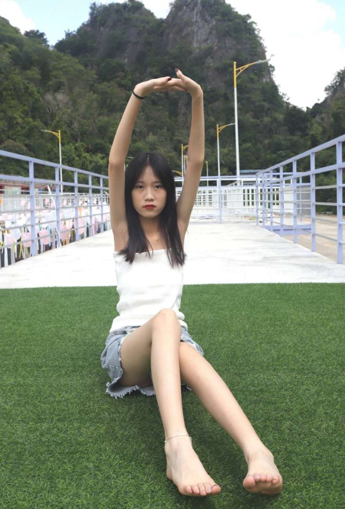 坐在草地上的长发女孩【172P】20012-漫镜吧