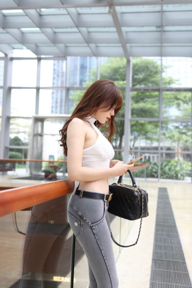 紧身牛仔裤烫发女孩逛商场【124】00026-漫镜吧