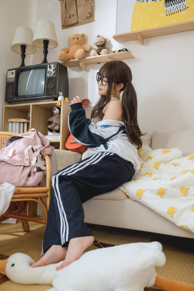 穿校服的双马尾女孩【64P】20010-漫镜吧