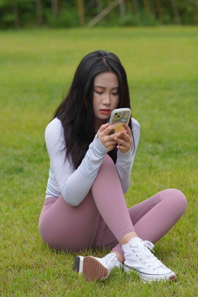 坐在草地玩手机的瑜伽姑娘【733P】04012-漫镜吧