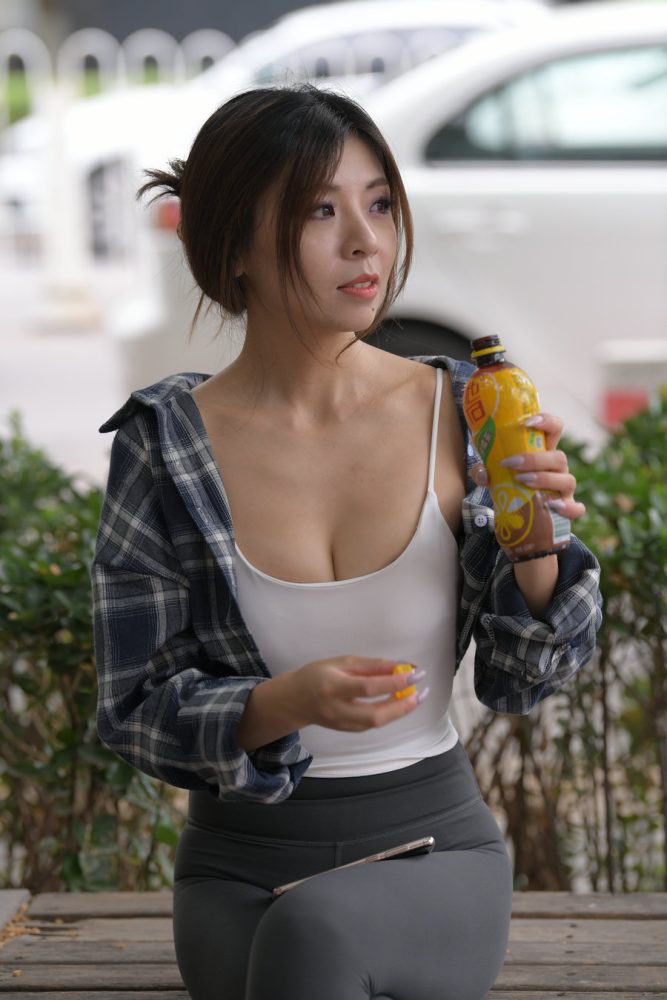 喝饮料的瑜伽裤女孩J2242 383P1V-17.5GB-漫镜吧