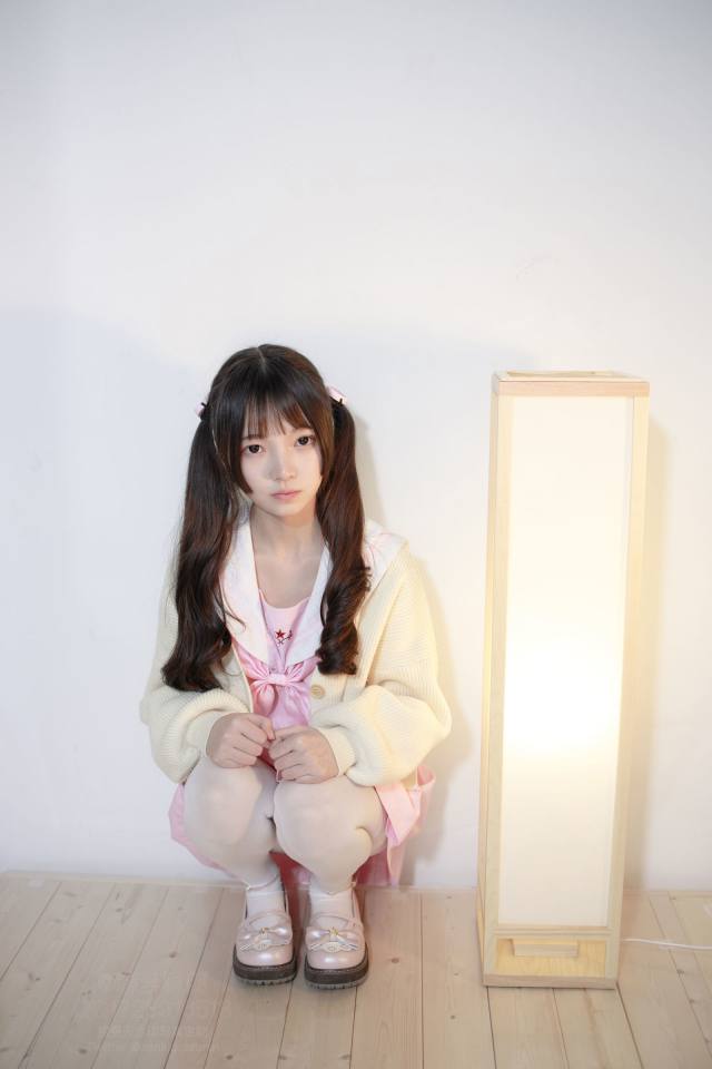 图片[2]-好像有什么心事的白丝双马尾女孩【59P】20022-漫镜吧
