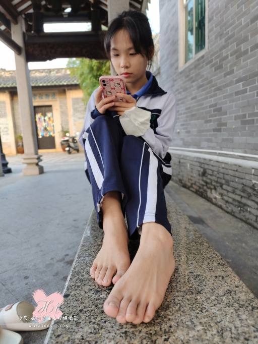 【免费】专心致志玩手机的女孩【42P】20028-漫镜吧