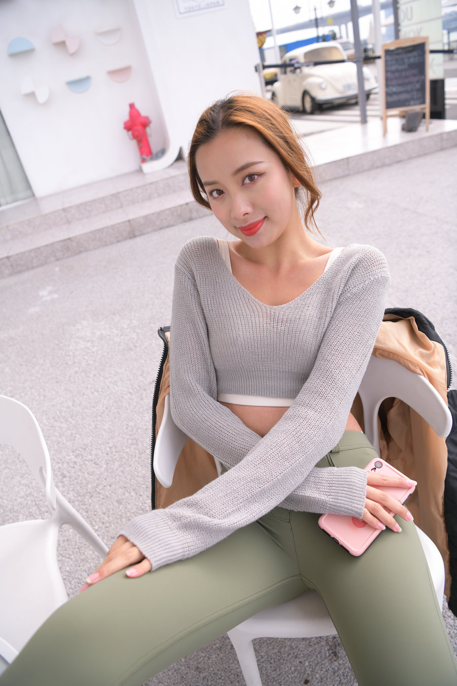 图片[2]-非常可爱的瑜伽裤女孩坐在凳子上 J1520 998P1V-26.5GB-漫镜吧