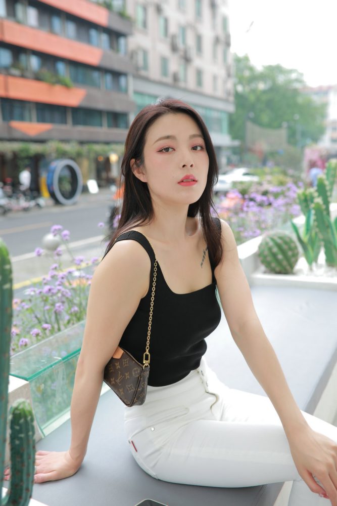 非常漂亮的白色紧身裤女孩J2055 895P2V-24.5GB-漫镜吧