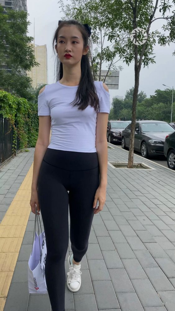 黑色瑜伽裤逛街的女孩J4000 MP4-7.76GB-漫镜吧