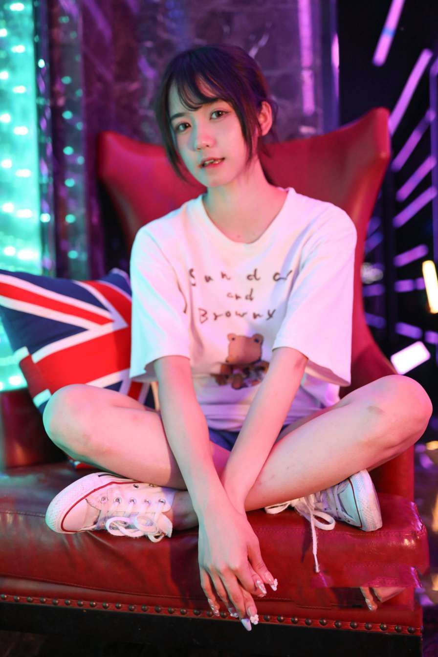 图片[2]-KTV里唱歌的长腿帆布鞋女孩【102P】20015-漫镜吧