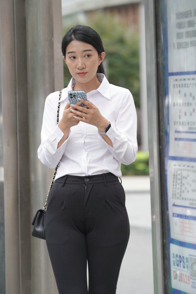 图片[3]-等公交的制服女人J2130 976P2V-29.5GB-漫镜吧