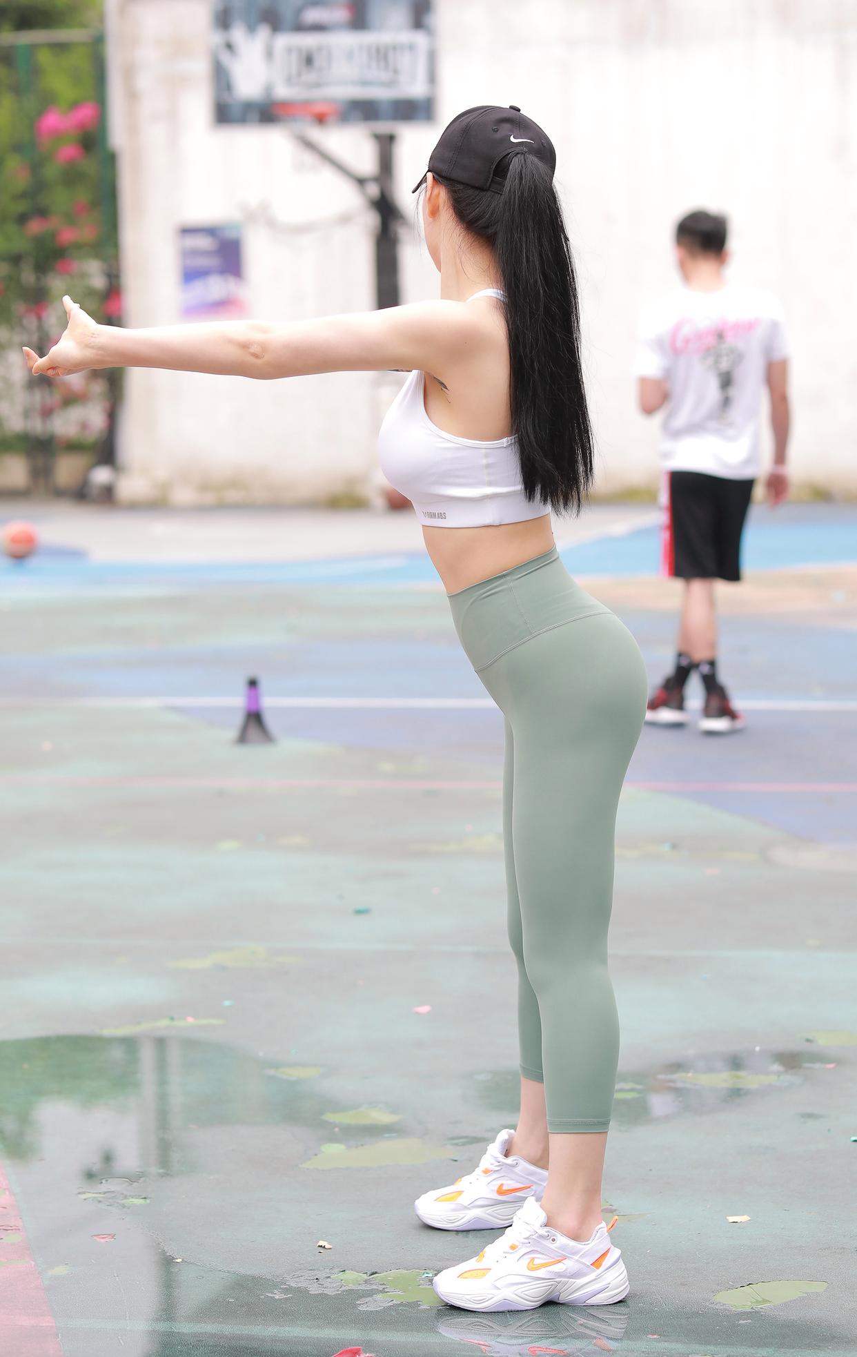 打扮很休闲的瑜伽裤女孩 J1600 415P3V-10.4GB-漫镜吧