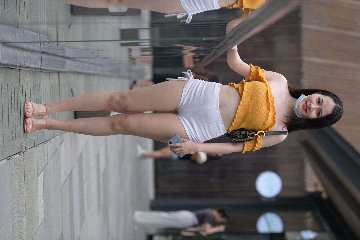 图片[2]-高腰白色短裤的漂亮女孩【767P】00065-漫镜吧