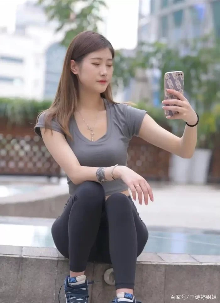 图片[2]-有小虎牙非常甜美的瑜伽裤女孩-漫镜吧