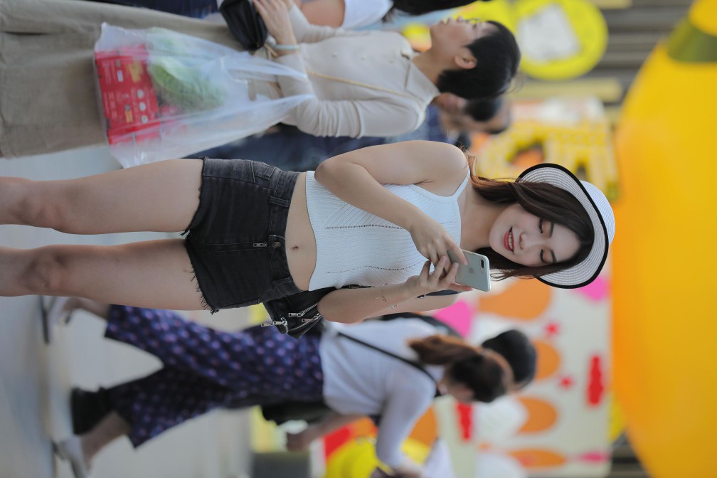 图片[2]-非常时尚阳光的牛仔热裤女孩【808P】00064-漫镜吧