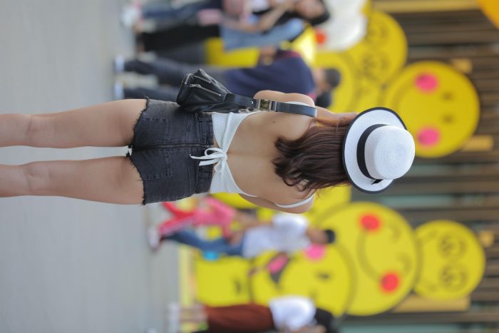 非常时尚阳光的牛仔热裤女孩【808P】00064-漫镜吧