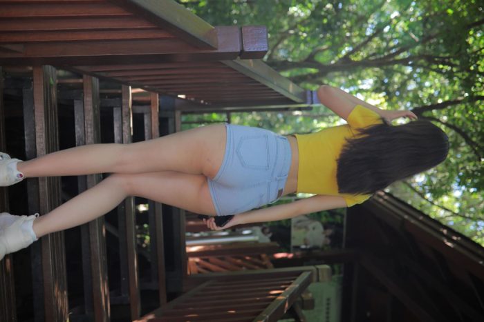 在户外散心的紧身牛仔短裤女孩【536P】00048-漫镜吧