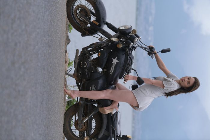 阴雨天在海边骑车的长发女人【156P】00044-漫镜吧