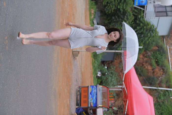 阴雨天在海边骑车的长发女人【156P】00044-漫镜吧