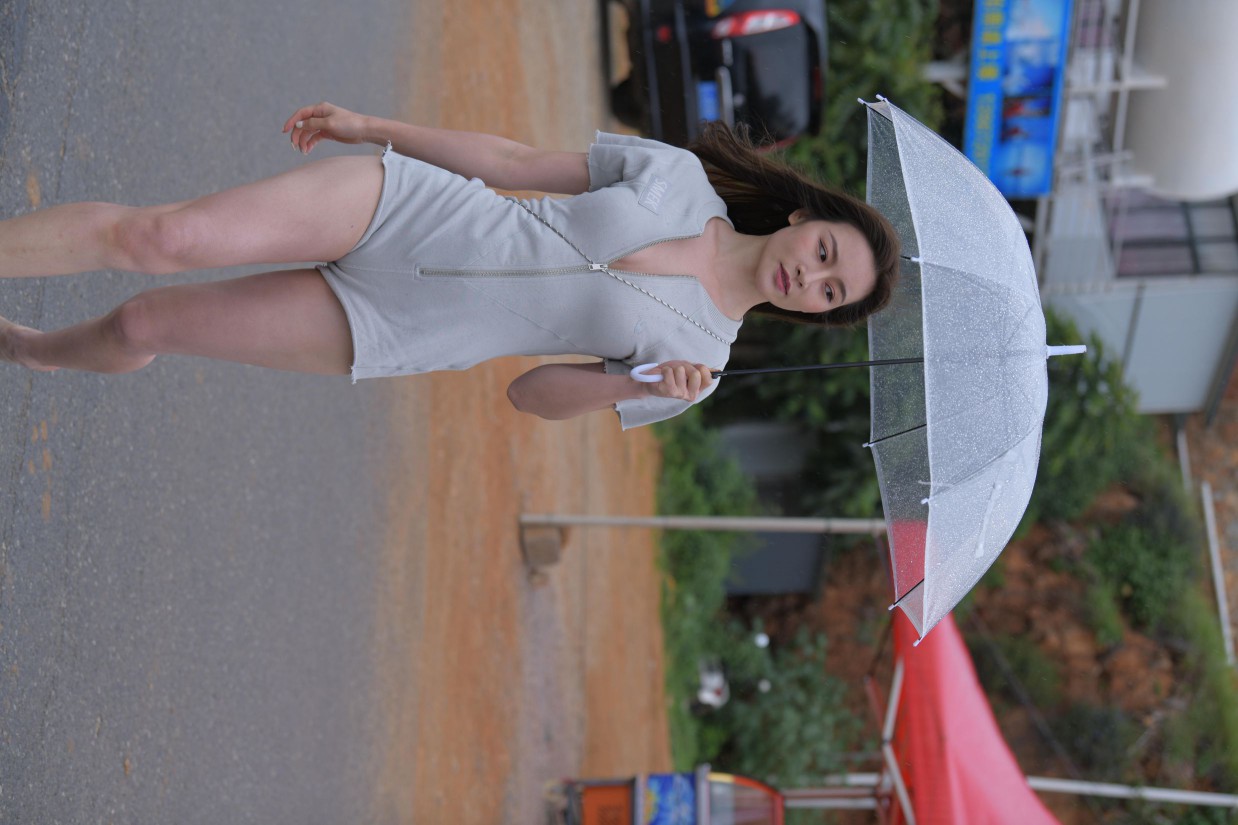 图片[5]-阴雨天在海边骑车的长发女人【156P】00044-漫镜吧