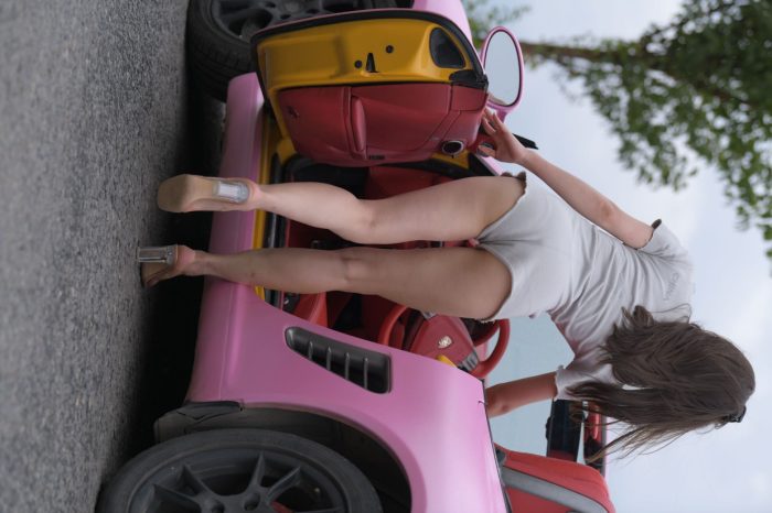 在海边开跑车的连衣短裤女孩【390P】00030-漫镜吧