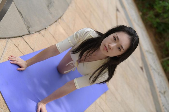 游泳池旁边的比基尼女生【327P】00042-漫镜吧