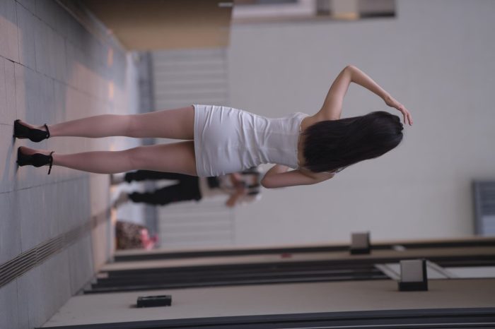 长发女孩紧身短裙特别显身材【245P】00040-漫镜吧