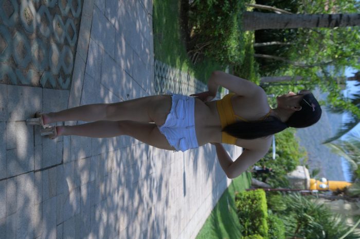 在海南度假的紧身白色短裤女孩【202P】00033-漫镜吧
