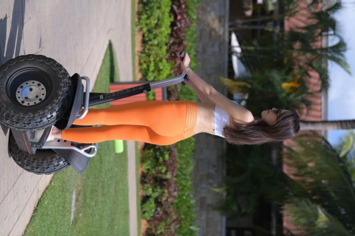 骑着平衡车的橘黄色瑜伽裤妹妹【620P】00054-漫镜吧