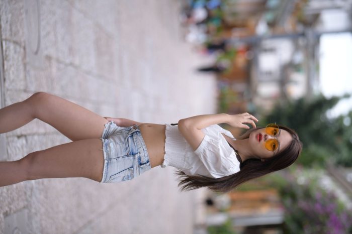 戴太阳镜的牛仔短裤紧身牛仔MM【167P】00021-漫镜吧