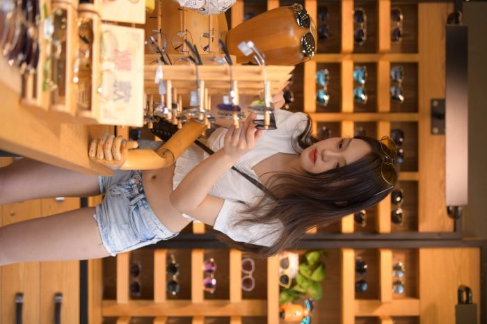 头戴花环的南方姑娘身穿紧身牛仔短裤【161P】00028-漫镜吧