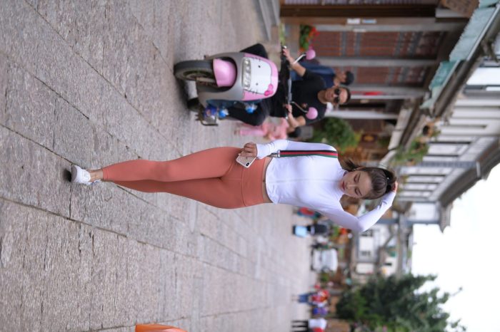 橙色瑜伽裤的高马尾姑娘【615P】00051-漫镜吧