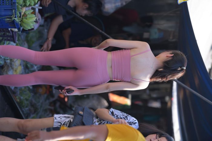 粉色的甜美瑜伽裤女孩在逛街【372P】00057-漫镜吧