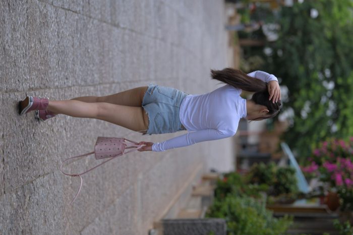 紧身牛仔短裤骑自行车的漂亮女孩【588P】00053-漫镜吧