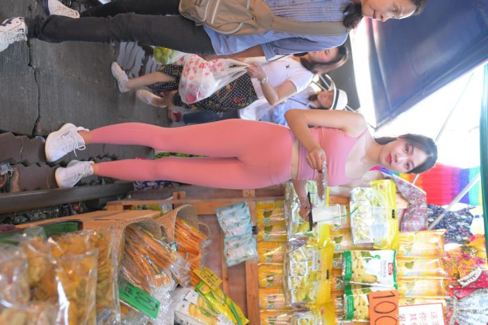 粉色的甜美瑜伽裤女孩在逛街【372P】00057-漫镜吧