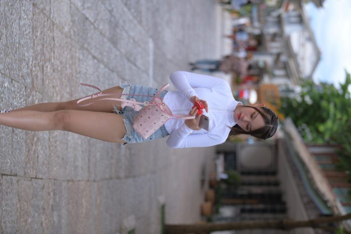 紧身牛仔短裤骑自行车的漂亮女孩【588P】00053-漫镜吧