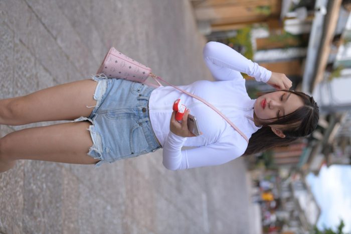 紧身牛仔短裤骑自行车的漂亮女孩【588P】00053-漫镜吧