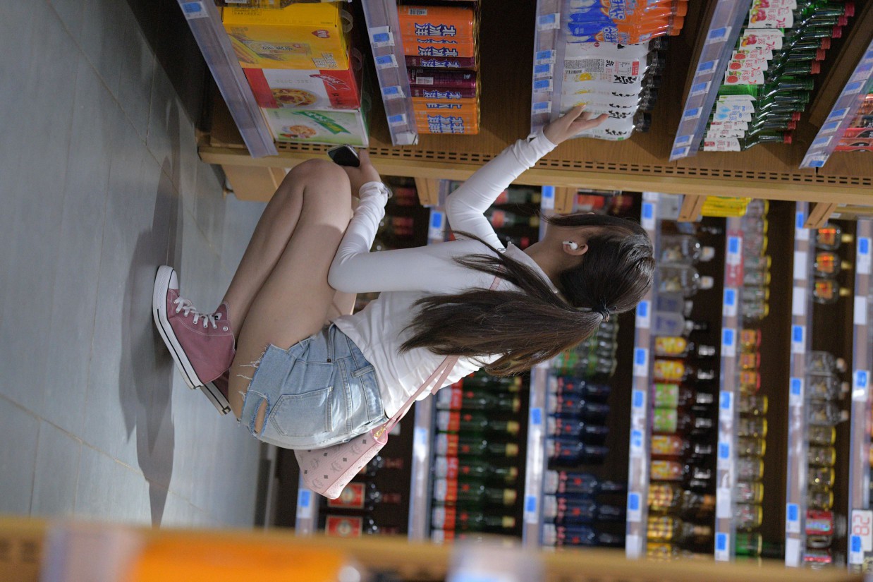 图片[5]-紧身牛仔短裤骑自行车的漂亮女孩【588P】00053-漫镜吧