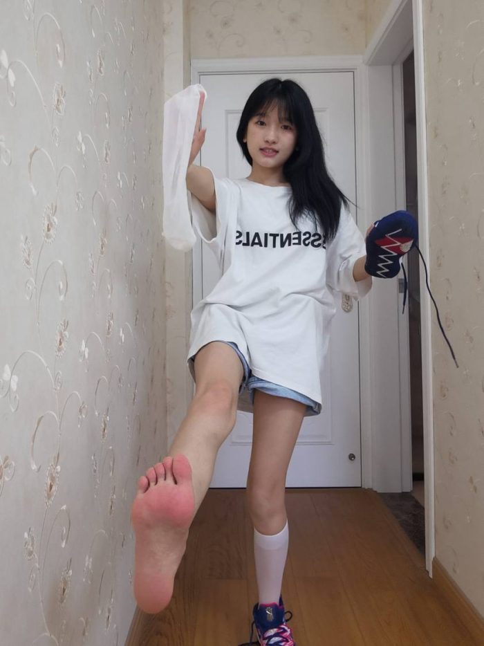 调皮的白袜女孩【149P】20017-漫镜吧