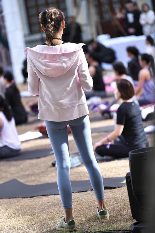 图片[2]-在广场看热闹的瑜伽裤女人-漫镜吧