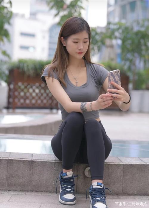 有小虎牙非常甜美的瑜伽裤女孩-漫镜吧