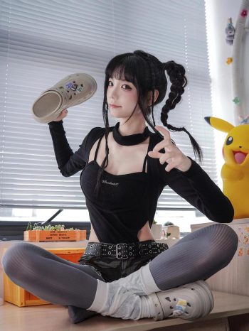 图片[10]-牛仔热裤+灰丝姑娘玩自拍-漫镜吧