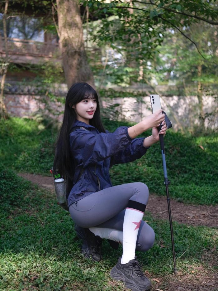 爱爬山的瑜伽裤MM，太甜美了！~-漫镜吧