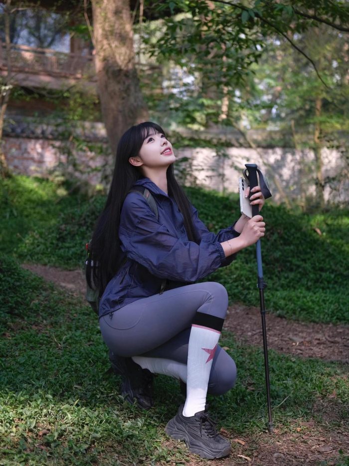 爱爬山的瑜伽裤MM，太甜美了！~-漫镜吧