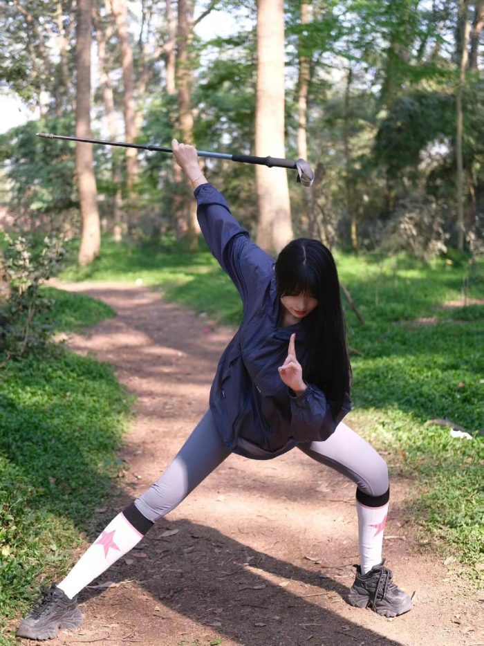 爱爬山的瑜伽裤MM，太甜美了！~-漫镜吧